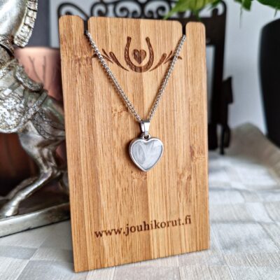 Kaulakoru Lilja, karvoilla